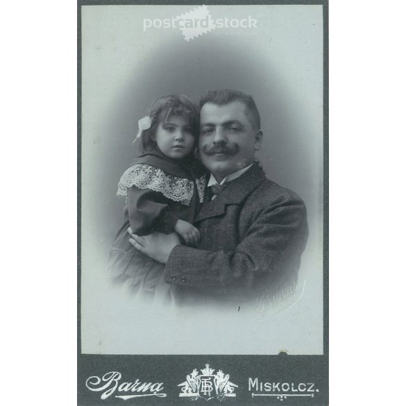 Early 1900s. Father and daughter. The persons in the picture are unknown. The photo was taken in Barna’s photo studio in Miskolc. Old photo. Original cabinet photo / hardback photo / business card, CDV photo. (2793754)