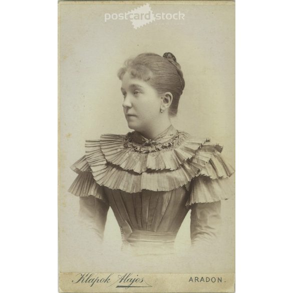 1894 - Studio photo of an elegant, young woman. The person in the photo is unknown. The photo was taken in the photo studio of Alajos Klapok, Arad. Old photo. Original cabinet photo / hardback photo / business card, CDV photo. (2793755)