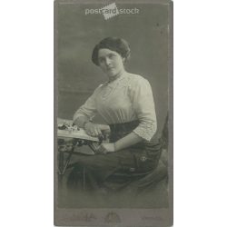   Circa 1900 - Studio portrait of an elegant young lady. The picture was taken in the photo studio of Divald Károly and Son, in Prešov. Old photo. Original cabinet photo / hardback photo / business card, CDV photo. (2793760)
