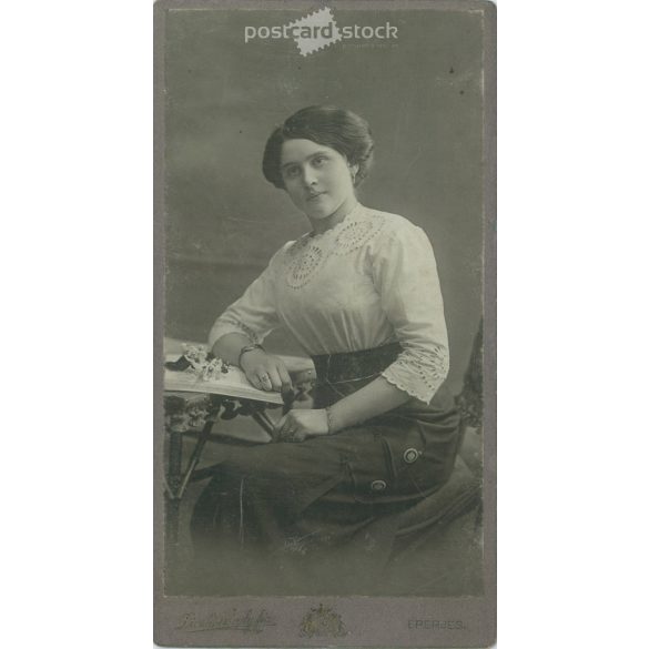 Circa 1900 - Studio portrait of an elegant young lady. The picture was taken in the photo studio of Divald Károly and Son, in Prešov. Old photo. Original cabinet photo / hardback photo / business card, CDV photo. (2793760)