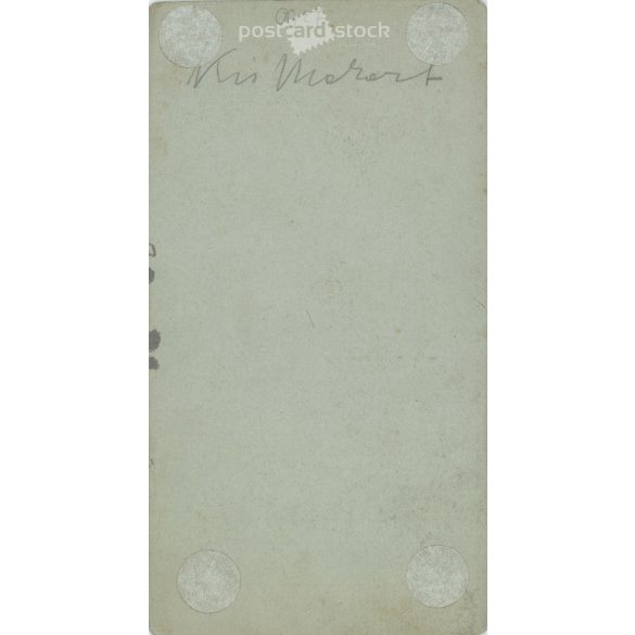 Circa 1900 - Studio portrait of an elegant young lady. The picture was taken in the photo studio of Divald Károly and Son, in Prešov. Old photo. Original cabinet photo / hardback photo / business card, CDV photo. (2793760)