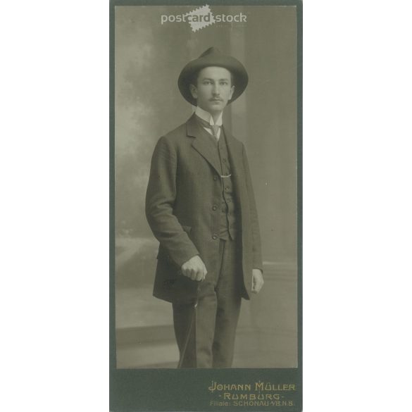 1909 - Studio photo of a young man in a hat. The picture was taken in Johann Müller’s studio in Rumburg. Old photo. Original cabinet photo / hardback photo / business card, CDV photo. (2793761)