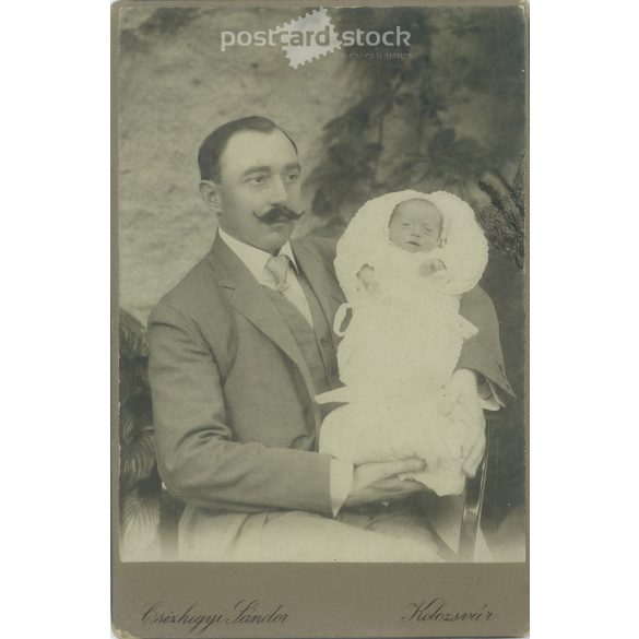 Circa 1900 - Father and his newborn child. The picture was taken in the photo studio of Sándor Csízhegyi, in Cluj-Napoca. Old photo. Original cabinet photo / hardback photo / business card, CDV photo. (2793767)