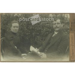   Circa 1900 - Photo of a young couple in the garden. The photo was taken in Füred’s photo studio in Kisújszállás. Old photo. Original cabinet photo / hardback photo / business card, CDV photo. (2793769)