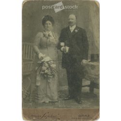   Circa 1900 - Studio photo of a distinguished couple. The picture was taken in Sophie’s photo studio in Graz. Old photo. Original cabinet photo / hardback photo / business card, CDV photo. (2793770)