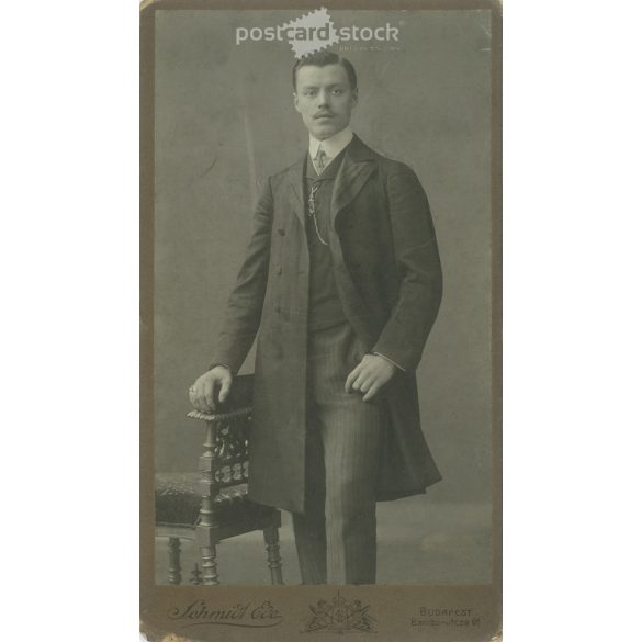 Circa 1900 - Studio photo of a young man. The picture was taken in the photography studio of Ede Schmidt in Budapest. Old photo. Original cabinet photo / hardback photo / business card, CDV photo. (2793771)