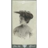 Circa 1890 - Elegant lady in a hat, studio photo. The picture was taken in the photo studio of Hermin Pátz, Pécs. Old photo. Original cabinet photo / hardback photo / business card, CDV photo. (2793772)