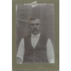   Circa 1900 - Studio photo of a middle-aged man. The photo was taken in Ármin Schaffer’s photo studio in Budapest. Old photo. Original cabinet photo / hardback photo / business card, CDV photo. (2793761)