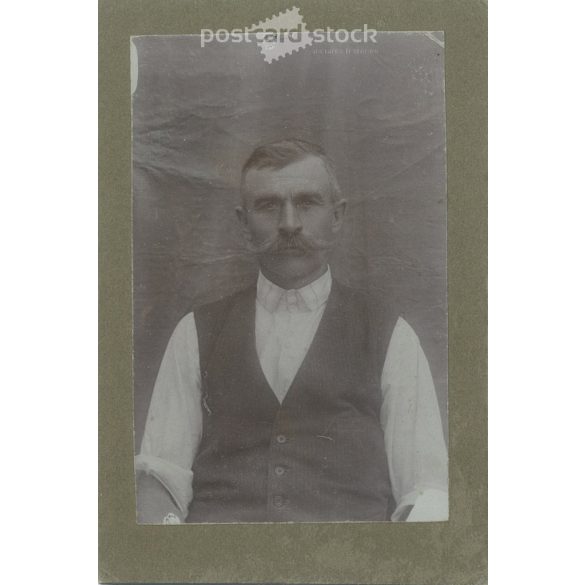 Circa 1900 - Studio photo of a middle-aged man. The photo was taken in Ármin Schaffer’s photo studio in Budapest. Old photo. Original cabinet photo / hardback photo / business card, CDV photo. (2793761)