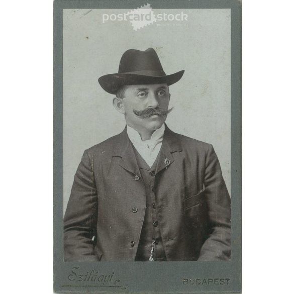 Circa 1900 - Hatter with badge, studio photo. The picture was taken in the photo studio of Jenő Szilágyi, Budapest. Old photo. Original cabinet photo / hardback photo / business card, CDV photo. (2793777)