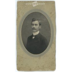   1904 - Portrait photo of Bloomfield N. J., North America. Photographer unknown. Original old photo. Black and white, laminated photo, original paper image. (2793790)