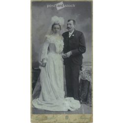   Circa 1900 - Photo of a wedding couple. The photo was taken in the Braun Menyhért photo studio in Budapest. Old photo. Original cabinet card / CDV photo / hardback photo. (2793791)