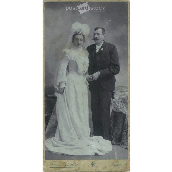Circa 1900 - Photo of a wedding couple. The photo was taken in the Braun Menyhért photo studio in Budapest. Old photo. Original cabinet card / CDV photo / hardback photo. (2793791)