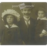 1907 - Dárda. Father with his children. Original paper image. Black and white old photo, old postcard detail. (2793857)