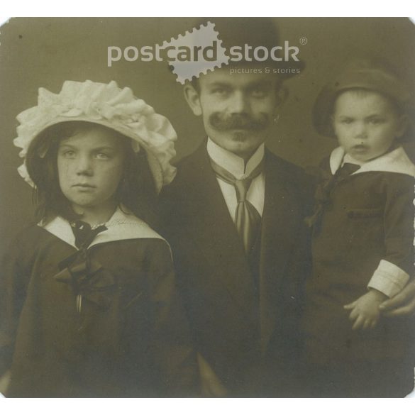 1907 - Dárda. Father with his children. Original paper image. Black and white old photo, old postcard detail. (2793857)